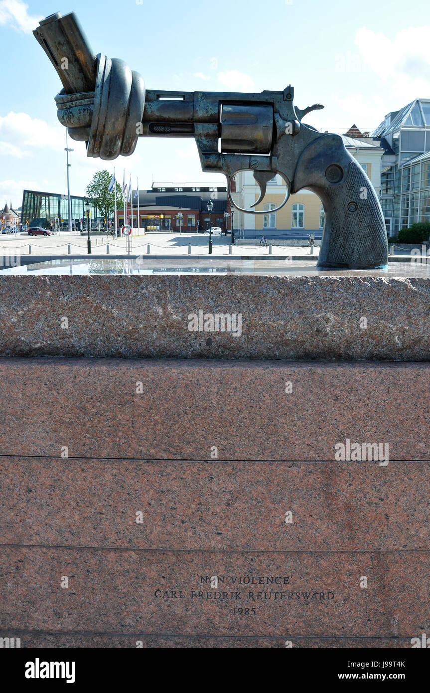 Non Violence, eine Skulptur von Carl Fredrik Reutersward in Malmö, Schweden. Knotenpistole Stockfoto