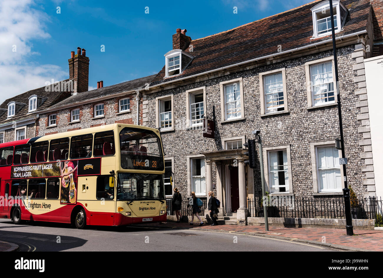 Schülerinnen und Schüler verlassen das alte Gymnasium in Lewes Stockfoto