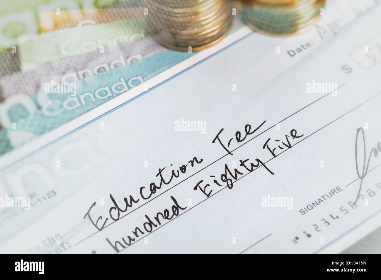 Fake-Check und kanadische Dollar, Konzept von Wirtschaft und Finanzen Stockfoto Fake-Check und kanadische Dollar, Konzept von Wirtschaft und Finanzen Stockfoto