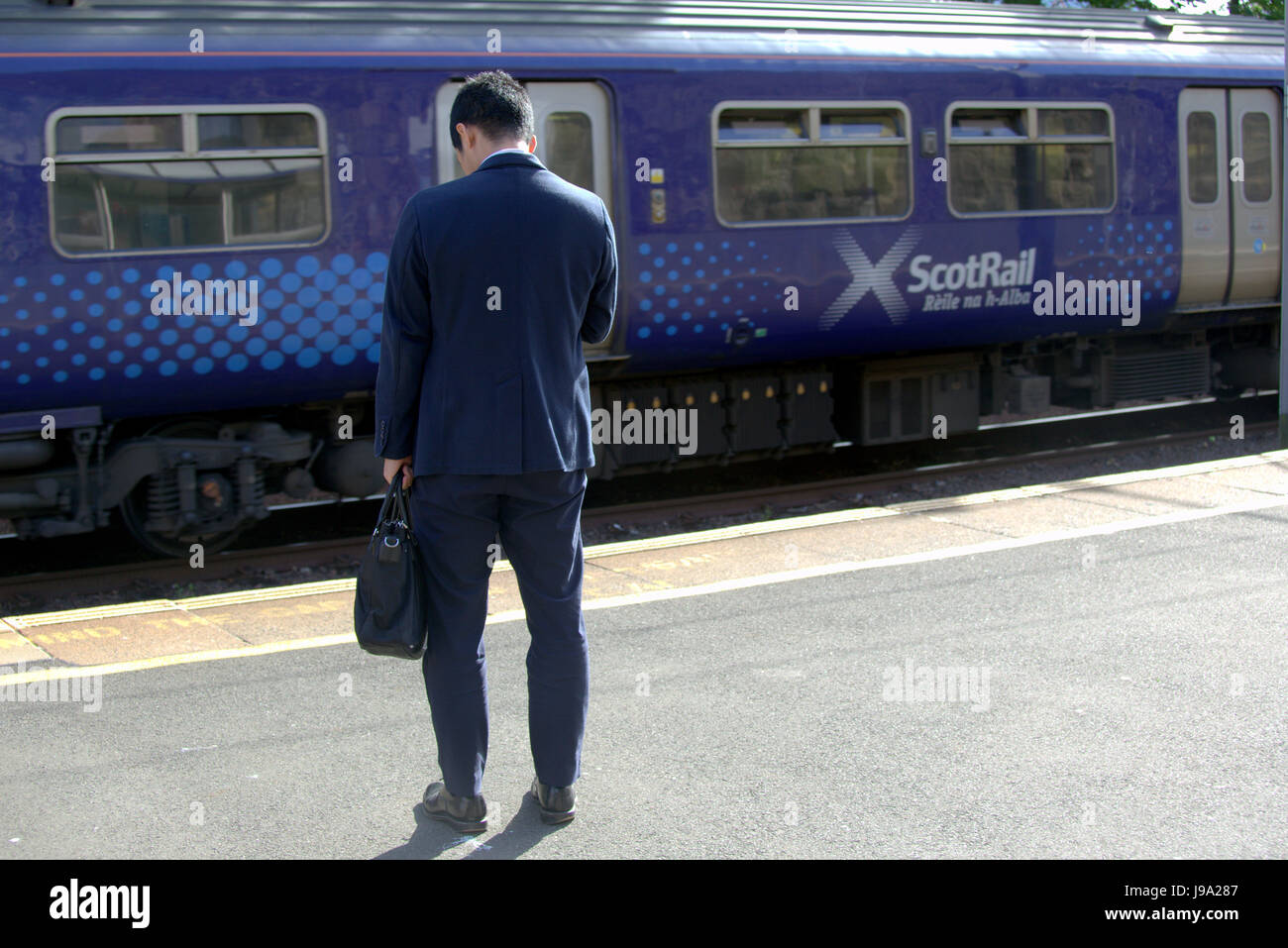 Finnieston Bahnhof Bahnsteig Scotrail Zug Szene Passagiere Stockfoto