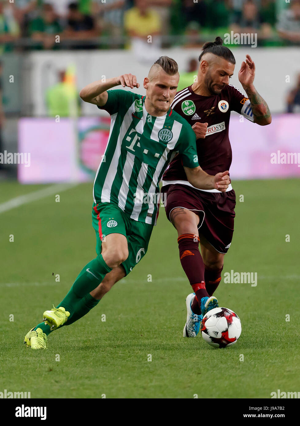 Budapest, Ungarn. 31. Mai 2017. BUDAPEST, Ungarn - 31. Mai: Mohamed Remili (R) FC von Vasas konkurriert für den Ball mit Emir Dilaver (L) Ferencvarosi TC während des Spiels ungarische Pokalfinale zwischen Vasas FC und Ferencvarosi TC bei Groupama Arena am 31. Mai 2017 in Budapest, Ungarn. Bildnachweis: Laszlo Szirtesi/Alamy Live-Nachrichten Stockfoto