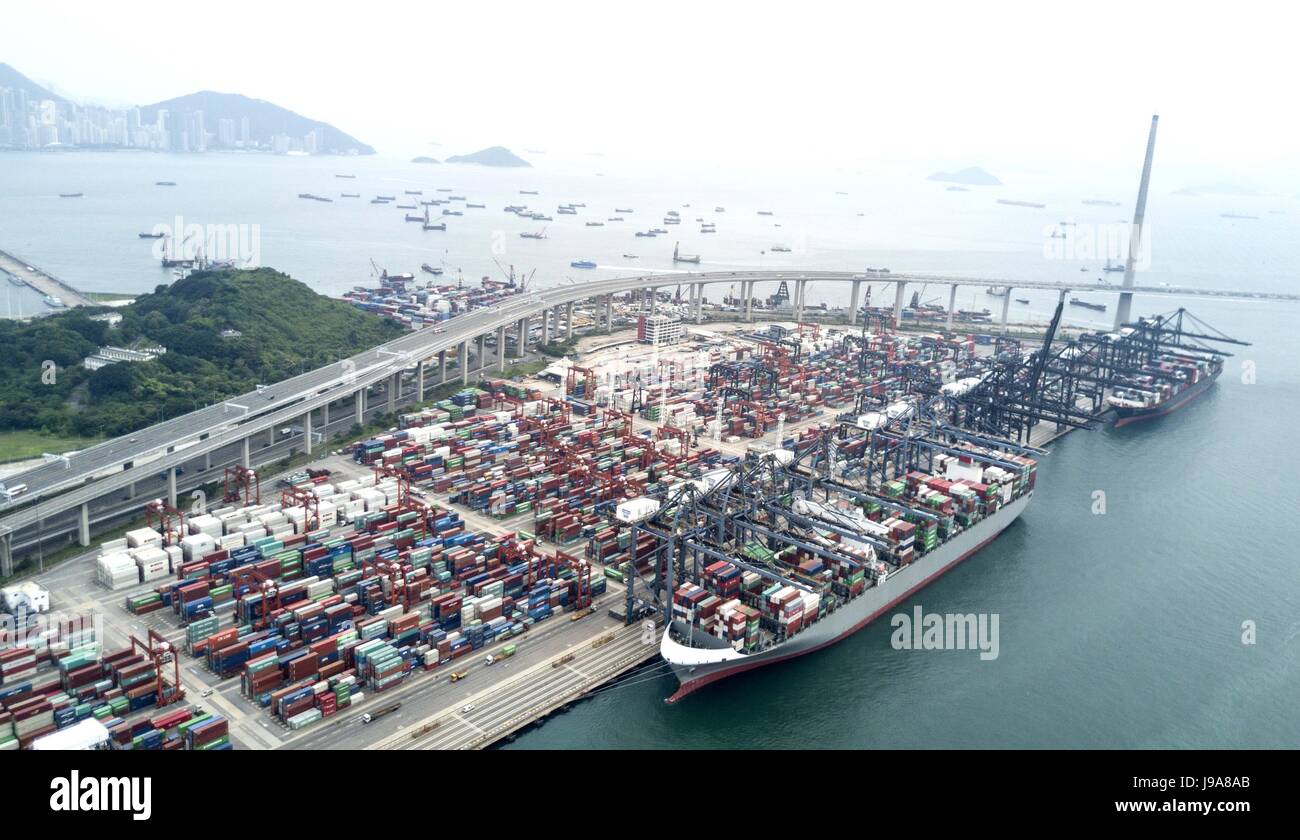 Hong Kong, China. 18. Mai 2017. Kwai Chung Container-terminal wird in Hongkong, Südchina, 18. Mai 2017 gesehen. 1. Juli 2017 markiert den 20. Jahrestag der Rückkehr Hong Kongs zum Mutterland. Bildnachweis: Lui Siu Wai/Xinhua/Alamy Live-Nachrichten Stockfoto