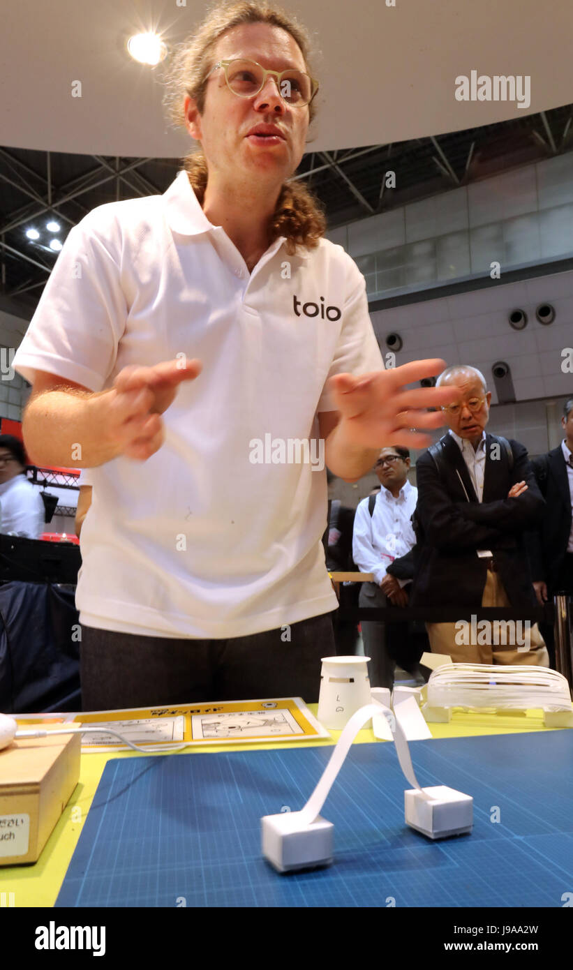 Tokio, Japan. 1. Juni 2017. Japanische Elektronik Riese Sony Computer Science Laboratory (CSL) Forscher Alexis Andre von Frankreich zeigt Sonys neue Spielzeug "Toio" bei der jährlichen Tokyo Toy Show in Tokio auf Donnerstag, 1. Juni 2017. Sony enthüllt die kubische Roboter "Toio", die auf einem Blatt mit Sonderdruck bewegt und wird im Dezember in den Verkauf gehen. Kredite: Yoshio Tsunoda/AFLO/Alamy Live-Nachrichten Stockfoto