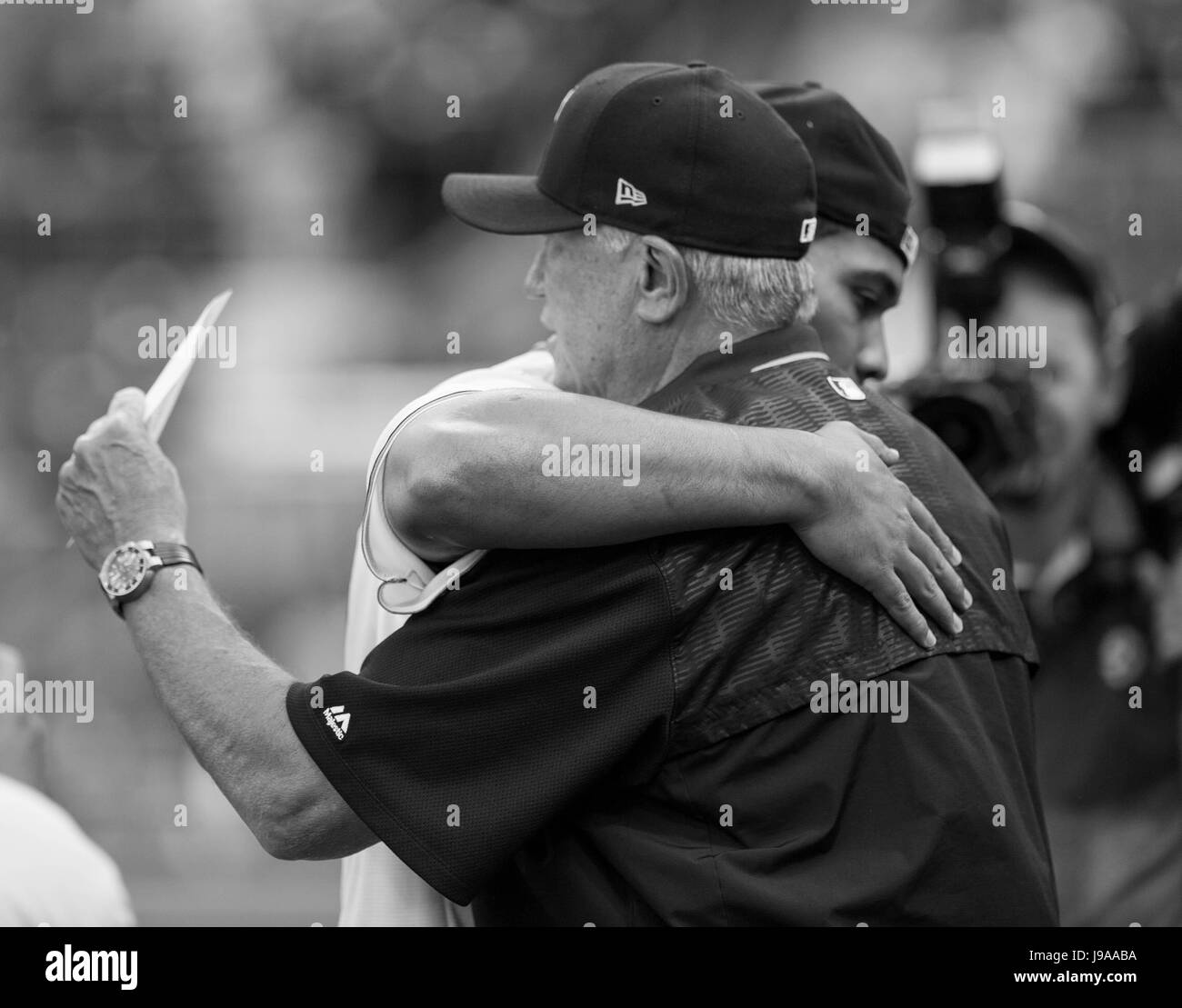 30. Mai 2017 MLB Baseball im PNC Park in Pittsburgh PA. Pittsburgh Steeler 2017 Rookie James Conner und Piraten-Manager Clint Hurdle teilen einen besonderen Moment nach zeremoniellen ersten Pitch. Aktion zwischen den Arizona Diamondbacks und die Pittsburgh Pirates. Spiel ist im PNC Park in Pittsburgh PA Stockfoto