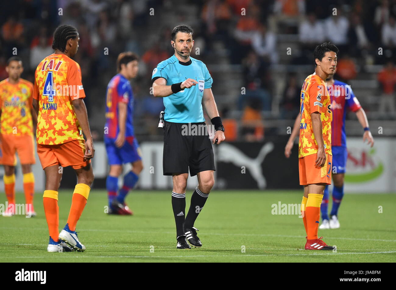 Shizuoka, Japan. 31. Mai 2017. (L-R) Kanu (S-Pulse), Daniel Stefanski (Schiedsrichter), Mitsunari Musaka (S-Pulse) Fußball: 2017 J.League YBC Levain Cup Gruppe A match zwischen Shimizu S-Pulse 2-1 F.C.Tokyo am IAI Stadion Nihondaira in Shizuoka, Japan. Bildnachweis: AFLO/Alamy Live-Nachrichten Stockfoto