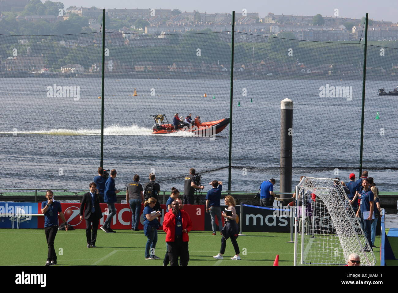 Bucht von Cardiff, Wales, UK. 1. Juni 2017. Ian Rush (auf Boot) kommt mit der Champions-League-Trophy auf der temporären schwimmenden Fußballplatz außerhalb der National Assembly for Wales, zum Start des viertägigen Champions League Festival in Cardiff Bay. Bildnachweis: Elizabeth Foster/Alamy Live-Nachrichten Stockfoto