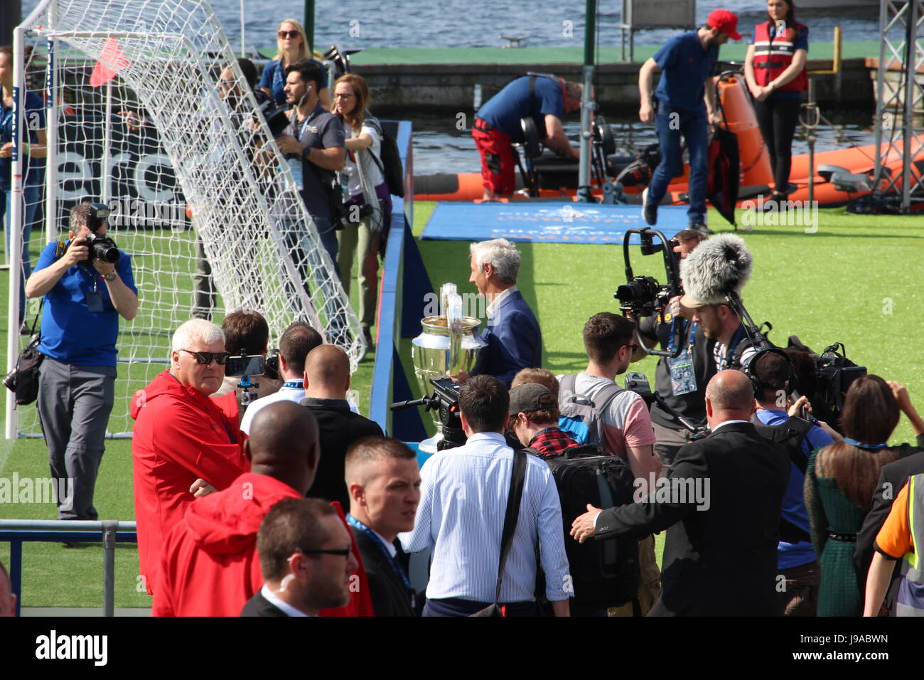 Bucht von Cardiff, Wales, UK. 1. Juni 2017. Ian Rush kommt mit der Champions-League-Trophy auf der temporären schwimmenden Fußballplatz außerhalb der National Assembly for Wales, zum Start des viertägigen Champions League Festival in Cardiff Bay. Bildnachweis: Elizabeth Foster/Alamy Live-Nachrichten Stockfoto