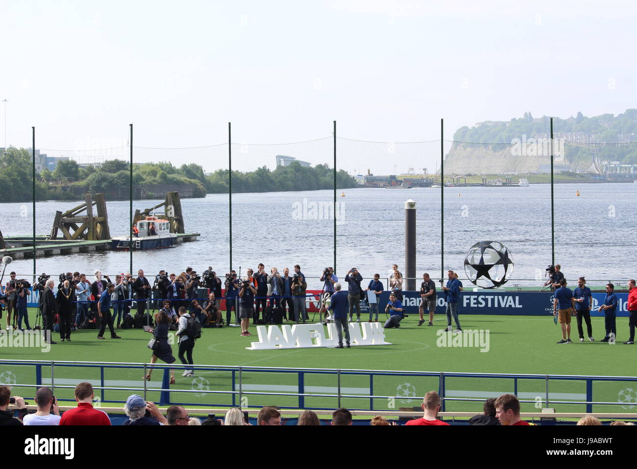 Bucht von Cardiff, Wales, UK. 1. Juni 2017. Ian Rush stellt neben der Champions-League-Trophy auf dem temporären schwimmenden Fußballplatz außerhalb der National Assembly for Wales. Bucht von Cardiff, Wales, UK Credit: Elizabeth Foster/Alamy Live-Nachrichten Stockfoto