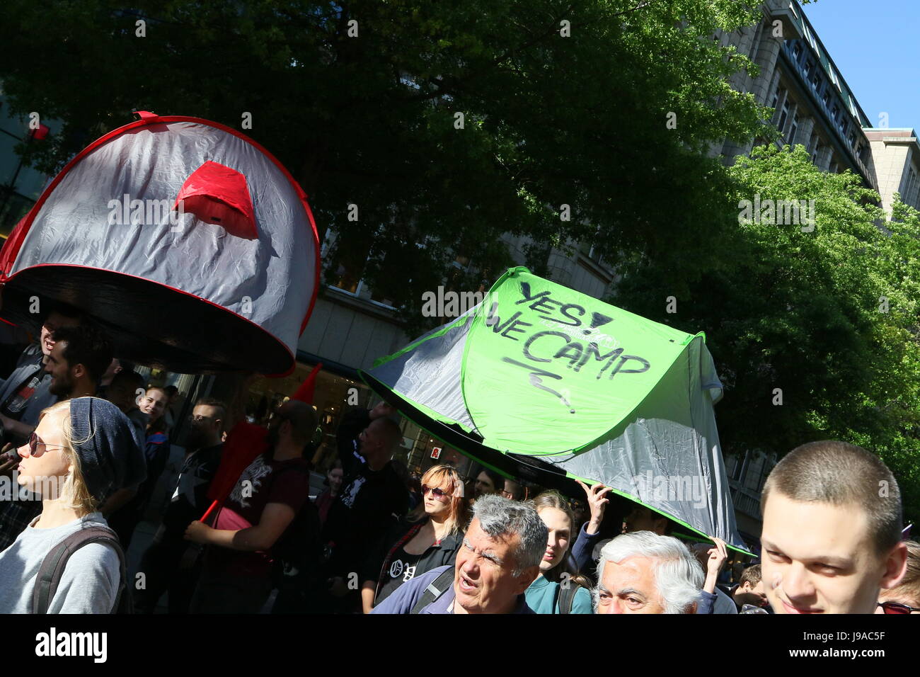 Hamburg, Deutschland, 31. Mai 2017. Die Demonstranten tragen ein Zelt mit der Aufschrift "Ja Zelten wir" während einer Demonstration gegen den G20-Gipfel an der Mönckebergstraße, Hamburg, Germany, 31.05.2017 statt. Bildnachweis: Christopher Tamcke/AlamyLiveNews Stockfoto