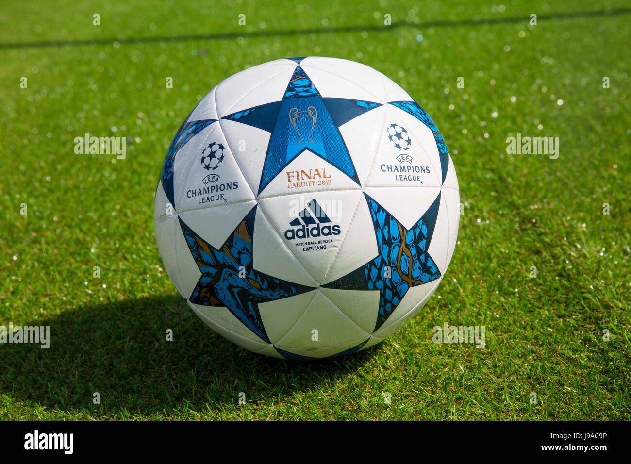 Cardiff, Wales, UK. 1. Juni 2017. Ein Replikat Champions-League-Finale Ball auf dem schwimmenden Fußballplatz als Champions-League-Festival eröffnet. Bildnachweis: Mark Hawkins/Alamy Live-Nachrichten Stockfoto