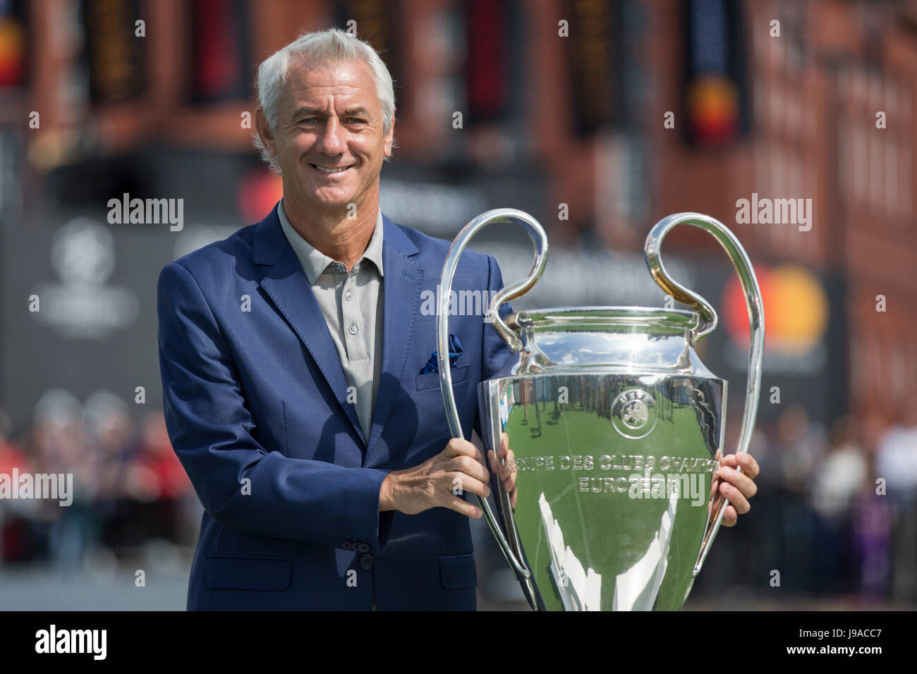 Cardiff, Wales, UK. 1. Juni 2017. Ian Rush bringt die Champions-League-Trophäe in Cardiff Bay schwimmenden Fußballplatz, wie vor der Champions-League-Finale der Champions-League-Festival öffnet. Bildnachweis: Mark Hawkins/Alamy Live-Nachrichten Stockfoto