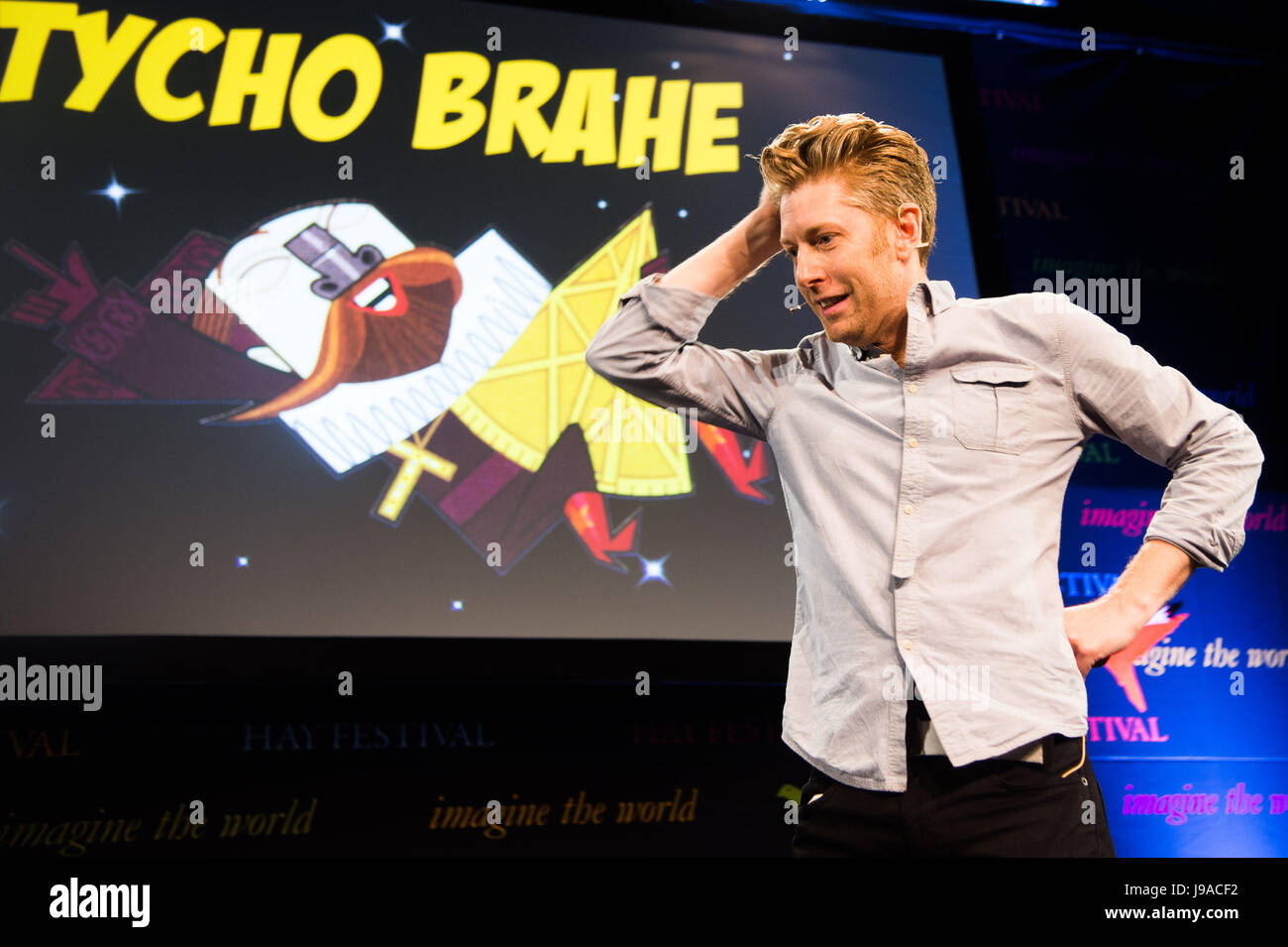Hay-Festival, Wales UK, Donnerstag, 1. Juni 2017 Wissenschaft Schriftsteller DAN GREEN, dessen Buch "Rebel Wissenschaft" war nominiert für den letztjährigen Royal Society Book Prize, im Gespräch mit einem enthusiastische Publikum am 8. Tag des 2017 Hay Festival, in der kleinen walisischen Hay on Wye in ländlichen Powys. Im 30. Jahr, das Literaturfestival zieht nun einige der besten Schriftsteller, Wissenschaftler und Kommentatoren aus rund um den Globus, und zehntausend Besuchern am Tag, was durch ehemalige US-Präsident Bill Clinton als 'Woodstock des Geistes' beschrieben wurde Foto-Guthaben: Keith Morris/Alamy Live News Stockfoto