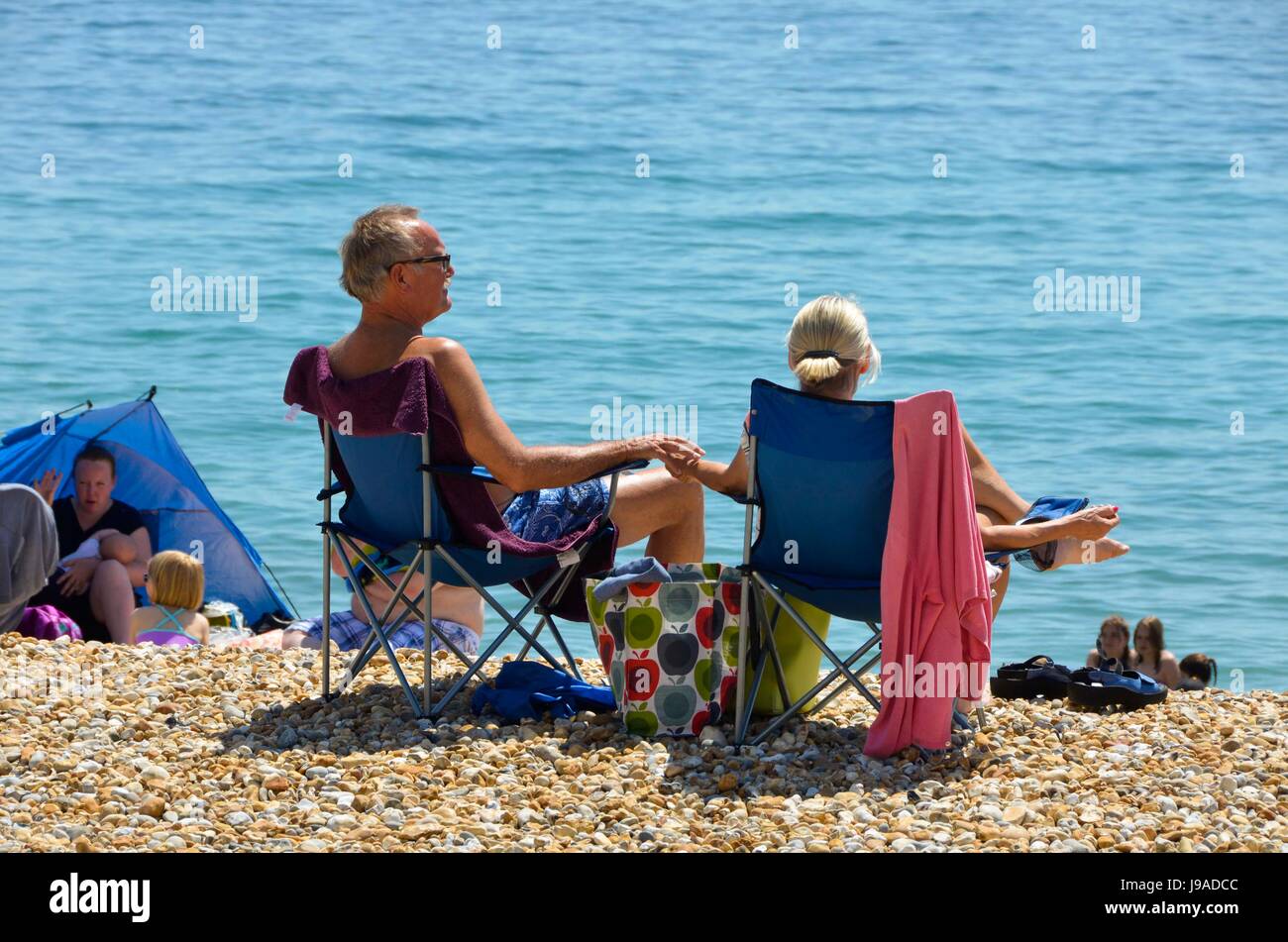 Lyme Regis, Dorset, UK.  1. Juni 2017.   Großbritannien Wetter.   Sonnenanbeter genießen Sie die Sonnenstrahlen am Strand von Lyme Regis in Dorset Badeort an einem heißen sonnigen Tag während der Halbzeit-Ferien.  Bildnachweis: Graham Hunt/Alamy Live-Nachrichten Stockfoto