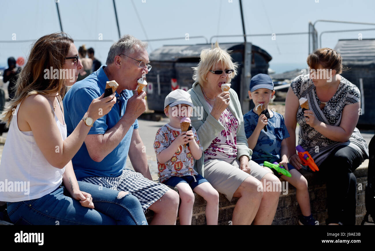 Brighton, UK. 1. Juni 2017. Großbritannien Wetter. Diese Familie genießen Sie stopfte in Eis auf Brighton Meer als flammende Juni beginnt mit ein weiterer heißer Tag an der Südküste des Vereinigten Königreichs mit Temperaturen um 26 Grad Celsius Credit erwartet: Simon Dack/Alamy Live News Stockfoto