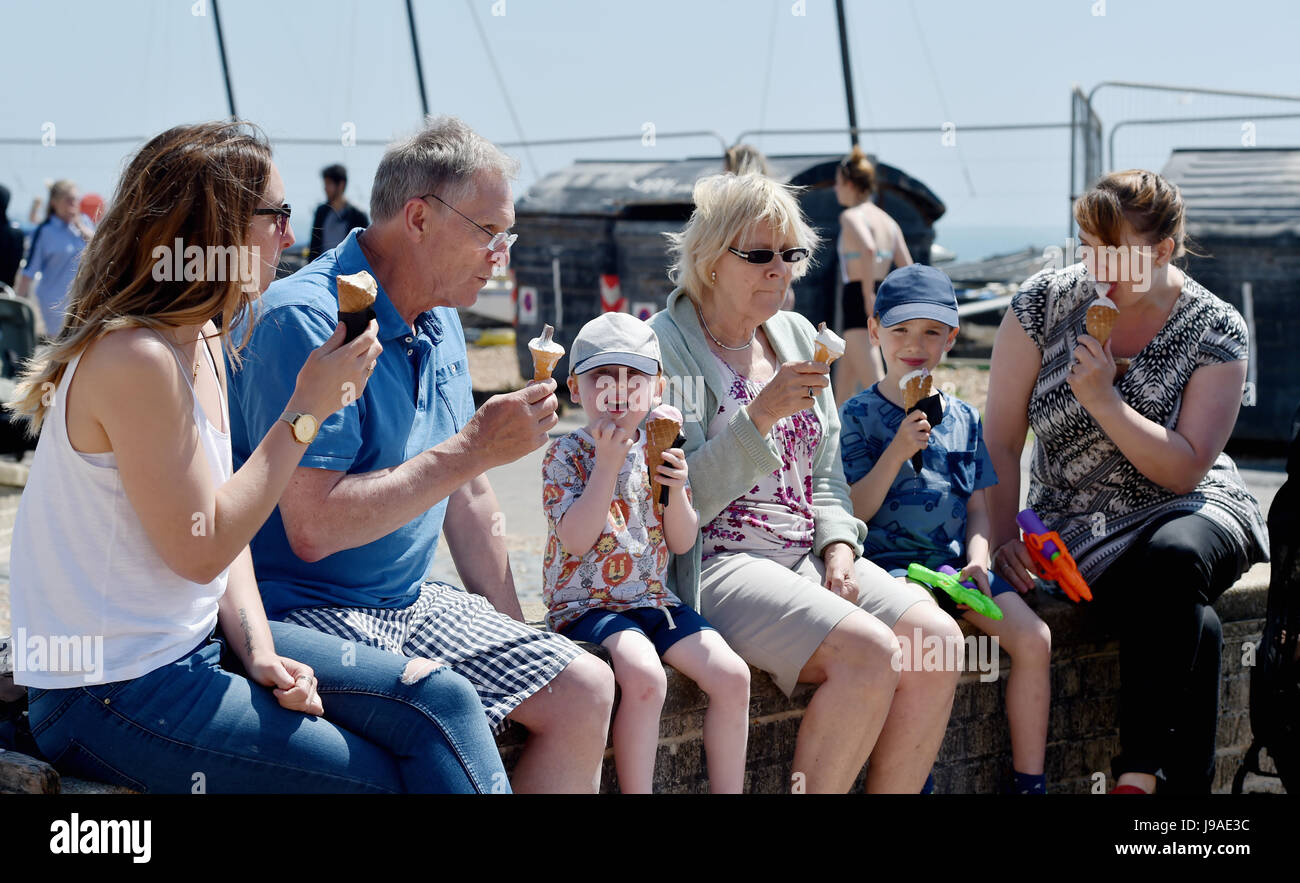 Brighton, UK. 1. Juni 2017. Großbritannien Wetter. Diese Familie genießen Sie stopfte in Eis auf Brighton Meer als flammende Juni beginnt mit ein weiterer heißer Tag an der Südküste des Vereinigten Königreichs mit Temperaturen um 26 Grad Celsius Credit erwartet: Simon Dack/Alamy Live News Stockfoto