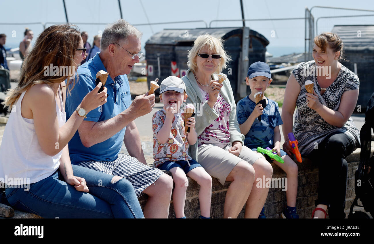 Brighton, UK. 1. Juni 2017. Großbritannien Wetter. Diese Familie genießen Sie stopfte in Eis auf Brighton Meer als flammende Juni beginnt mit ein weiterer heißer Tag an der Südküste des Vereinigten Königreichs mit Temperaturen um 26 Grad Celsius Credit erwartet: Simon Dack/Alamy Live News Stockfoto