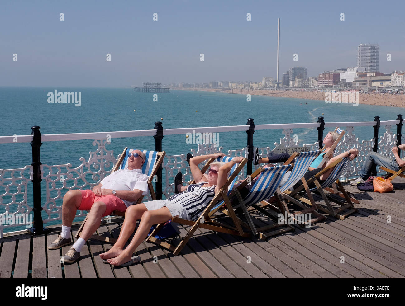 Brighton, UK. 1. Juni 2017. Großbritannien Wetter. Es ist ein schöner heißer sonniger Tag zum Relaxen in Liegestühlen am Palace Pier von Brighton als flammende Juni beginnt mit ein weiterer heißer Tag an der Südküste des Vereinigten Königreichs mit Temperaturen um 26 Grad Celsius Credit erwartet: Simon Dack/Alamy Live News Stockfoto