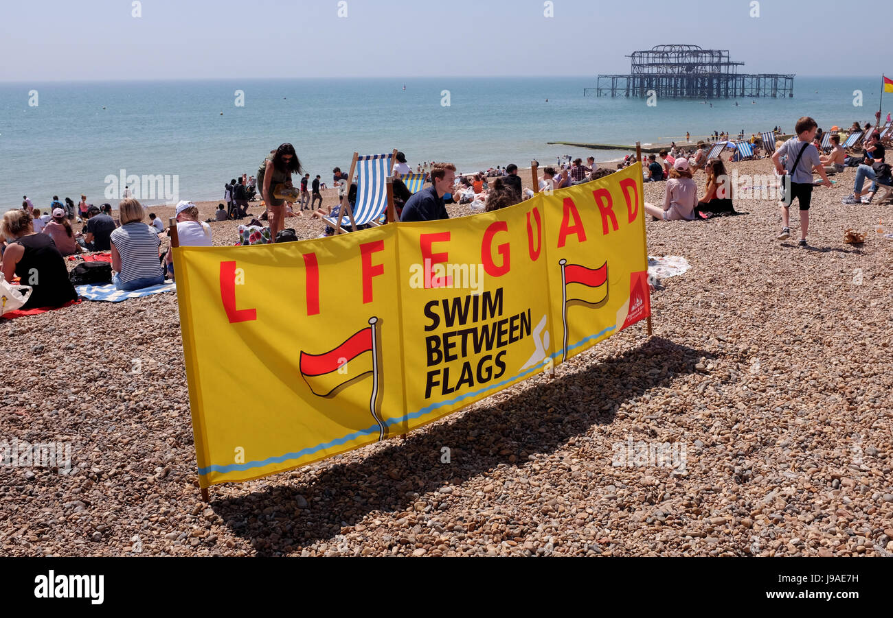 Brighton, UK. 1. Juni 2017. Großbritannien Wetter. Brighton Beach ist gepackt als flammende Juni beginnt mit ein weiterer heißer Tag an der Südküste des Vereinigten Königreichs mit Temperaturen um 26 Grad Celsius Credit erwartet: Simon Dack/Alamy Live News Stockfoto