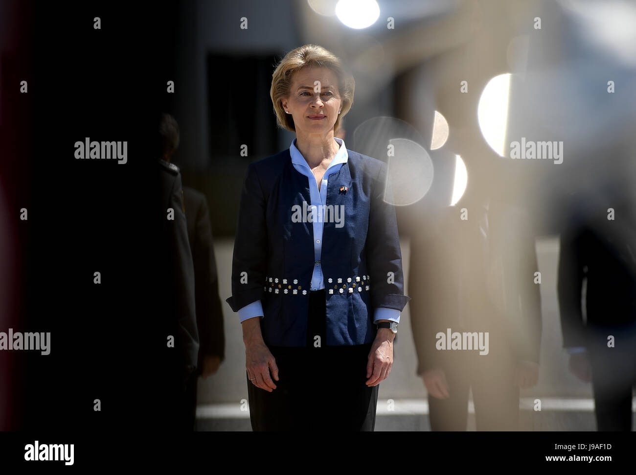 Berlin, Deutschland. 1. Juni 2017. Deutsche Verteidigungsministerin Ursula von der Leyen steht hinter Soldaten auf dem Gelände des Verteidigungsministeriums während des Empfangs von ihrem französischen Amtskollegen Goulard in Berlin, Deutschland, 1. Juni 2017. Foto: Britta Pedersen/Dpa-Zentralbild/Dpa/Alamy Live News Stockfoto