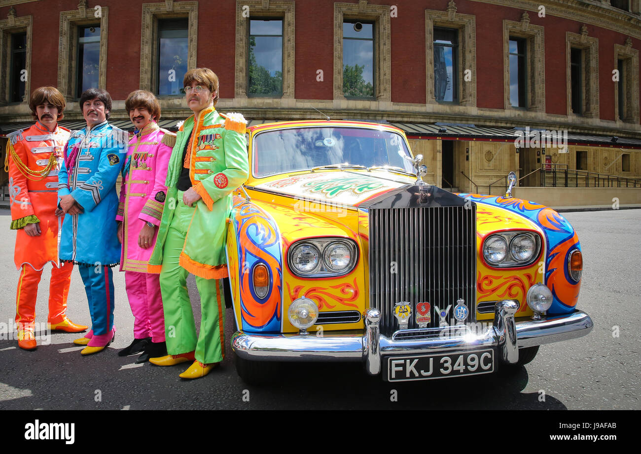 London, UK. 1. Juni 2017. Pfeffer-Kostüm mit psychedelischen Rolls Phantom – statt 50 Jahre nach dem Tag der Veröffentlichung des Albums Sgt. Peppers Lonely Hearts Club Band. Der Fototermin findet vor der ausverkauften Show in der Royal Albert Hall vom The Bootleg Beatles/Liverpool Philharmonic Orchestra. Bildnachweis: Dinendra Haria/Alamy Live-Nachrichten Stockfoto