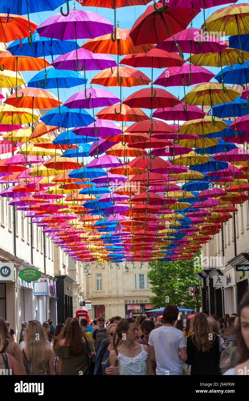 Bath, Somerset, Großbritannien Wetter. 1. Juni 2017. Die Menschen gehen im Schatten unter 'Umbrella Street"in SouthGate. Tausend Schirme sind in der Luft über Shopper ausgesetzt, da SouthGate seine beliebte Regenschirm Street-Spektakel für ein zweites Jahr in St Lawrence Street North und Str. Lawrence Street South zurückbringt. Die Installation ist die größte noch, mit dreimal so viele Regenschirme verwendet und die Einführung von Kunstrasen und dekorative Bäume auch säumen die Straßen. Foto von: Richard Wayman/Alamy Live-Nachrichten Stockfoto Bath, Somerset, Großbritannien Wetter. 1. Juni 2017. Die Menschen gehen im Schatten unter 'Umbrella Street"in SouthGate. Tausend Schirme sind in der Luft über Shopper ausgesetzt, da SouthGate seine beliebte Regenschirm Street-Spektakel für ein zweites Jahr in St Lawrence Street North und Str. Lawrence Street South zurückbringt. Die Installation ist die größte noch, mit dreimal so viele Regenschirme verwendet und die Einführung von Kunstrasen und dekorative Bäume auch säumen die Straßen. Foto von: Richard Wayman/Alamy Live-Nachrichten Stockfoto