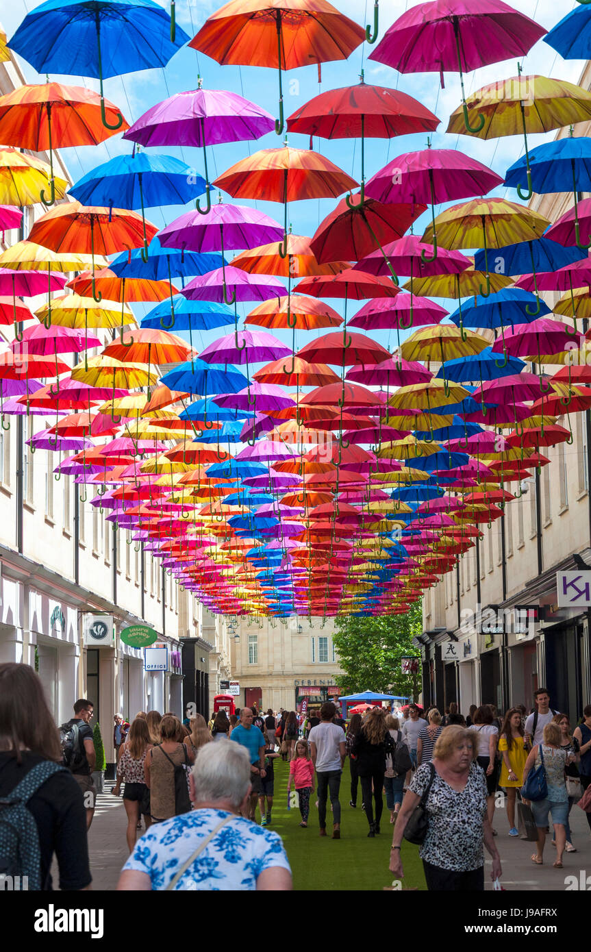 Bath, Somerset, Großbritannien Wetter. 1. Juni 2017. Die Menschen gehen im Schatten unter 'Umbrella Street"in SouthGate. Tausend Schirme sind in der Luft über Shopper ausgesetzt, da SouthGate seine beliebte Regenschirm Street-Spektakel für ein zweites Jahr in St Lawrence Street North und Str. Lawrence Street South zurückbringt. Die Installation ist die größte noch, mit dreimal so viele Regenschirme verwendet und die Einführung von Kunstrasen und dekorative Bäume auch säumen die Straßen. Foto von: Richard Wayman/Alamy Live-Nachrichten Stockfoto Bath, Somerset, Großbritannien Wetter. 1. Juni 2017. Die Menschen gehen im Schatten unter 'Umbrella Street"in SouthGate. Tausend Schirme sind in der Luft über Shopper ausgesetzt, da SouthGate seine beliebte Regenschirm Street-Spektakel für ein zweites Jahr in St Lawrence Street North und Str. Lawrence Street South zurückbringt. Die Installation ist die größte noch, mit dreimal so viele Regenschirme verwendet und die Einführung von Kunstrasen und dekorative Bäume auch säumen die Straßen. Foto von: Richard Wayman/Alamy Live-Nachrichten Stockfoto