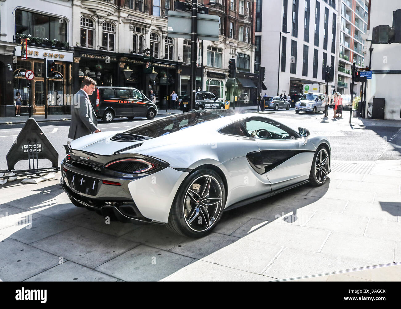 London UK. 1. Juni 2017. Ein McLaren 570GT Supersportwagen getrieben aus dem Showroom in Knightsbridge Credit: Amer Ghazzal/Alamy Live-Nachrichten Stockfoto