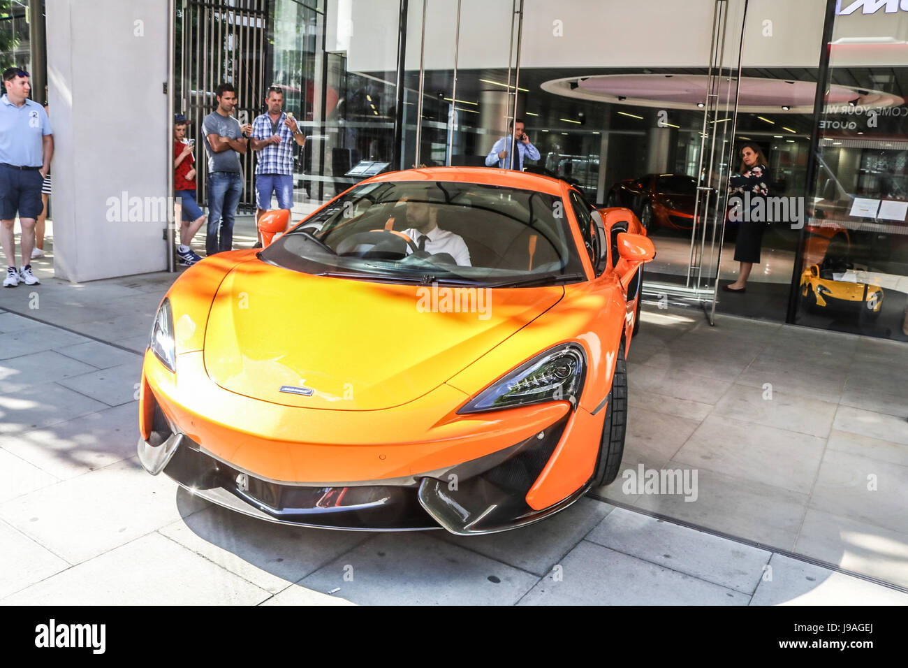 London UK. 1. Juni 2017. Ein McLaren 570GT Supersportwagen getrieben aus dem Showroom in Knightsbridge Credit: Amer Ghazzal/Alamy Live-Nachrichten Stockfoto