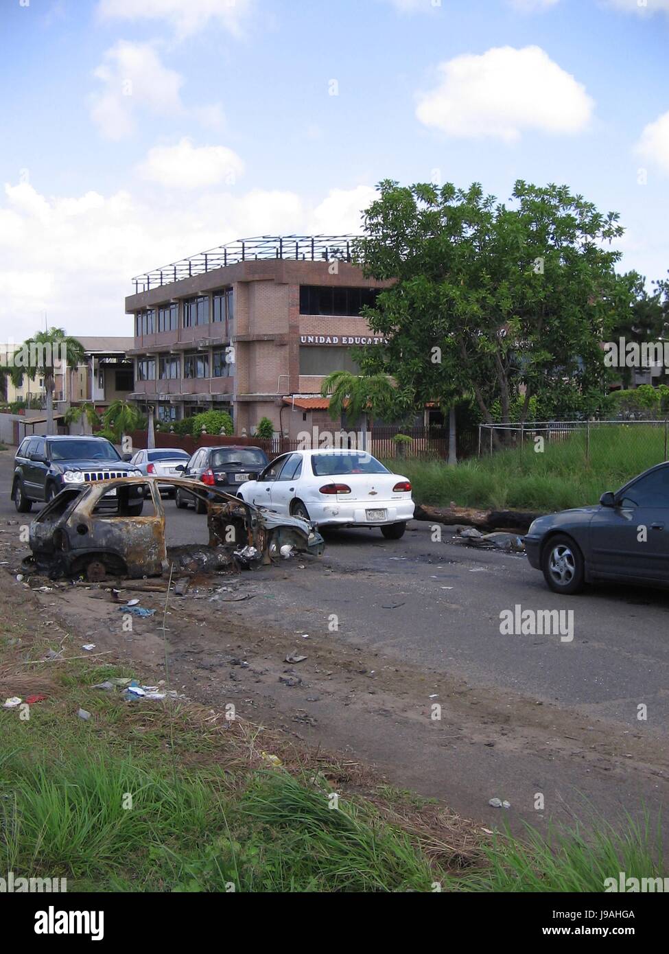 Ciudad Guayana, Puerto Ordaz, Venezuela. 1. Juni 2017. Proteste gegen die Regierung weiter in verschiedenen Bereichen dieses südamerikanischen Landes. Fester Abfälle, Müllsäcke, Äste, Luftreifen und sogar verbrannten Fahrzeuge sind Teil der Objekte, die einige der Straßen in der Stadt verursacht ernste Hindernisse im Kfz-Verkehr behindern. Bildnachweis: Jorgeprz / Alamy live-News. Stockfoto