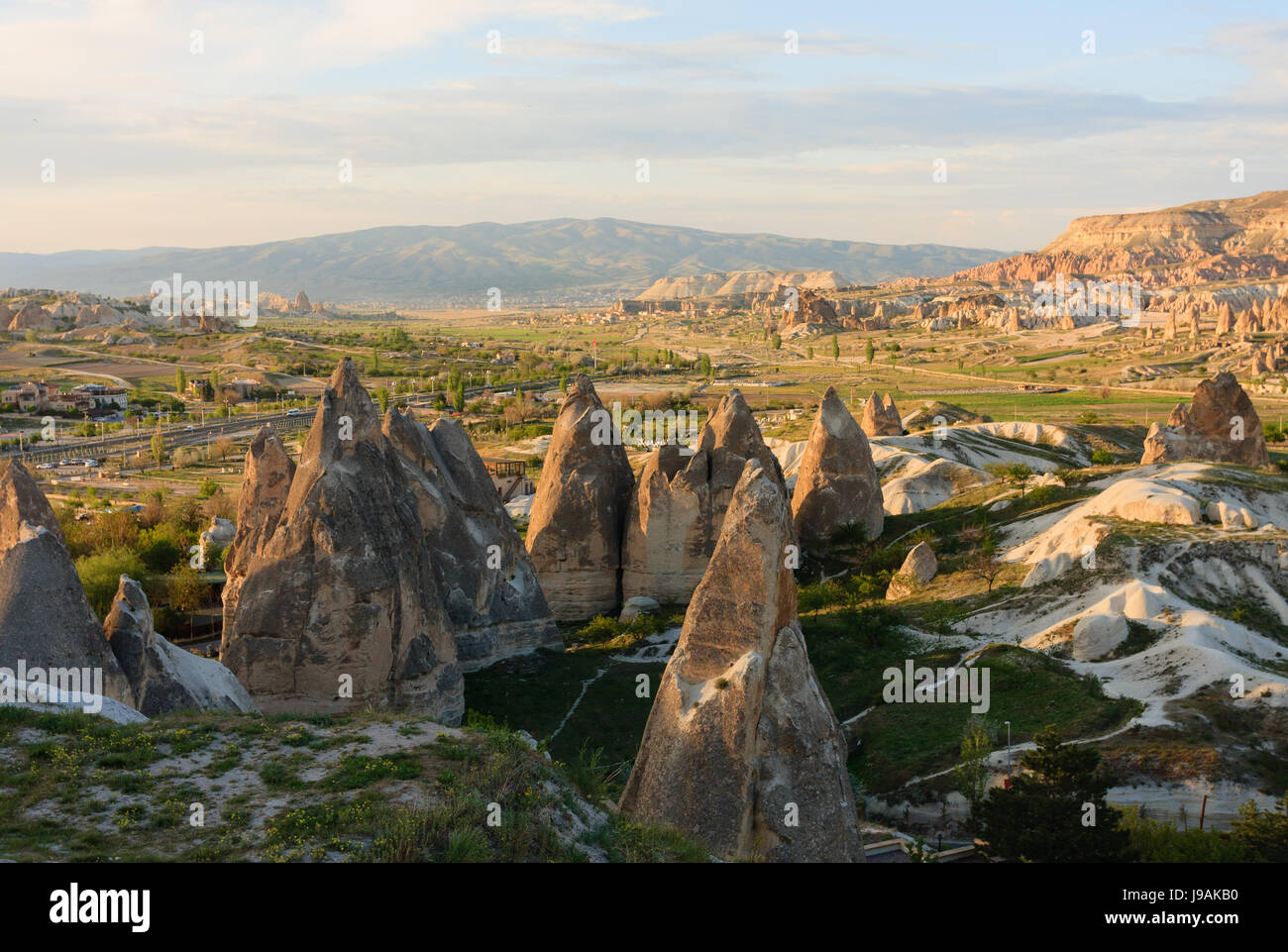 Horizontale Schuß von Tal mit Feenkamine in Kappadokien Stockfoto
