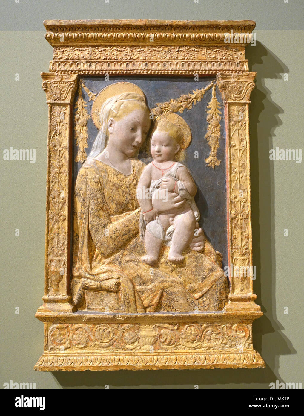 Jungfrau und das Kind vor den Kranz von Antonio Rossellino Studio, Florenz, 1450 1500 Bode Museum DSC03727 Stockfoto