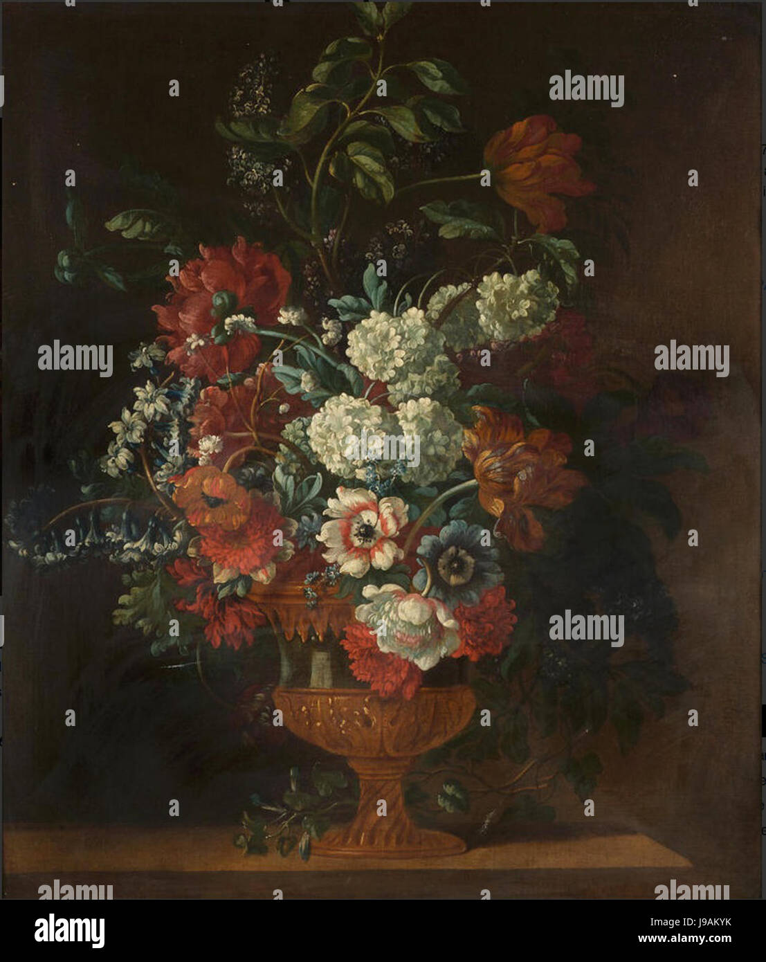 Pieter hierzu III Tulpen, Mohn, Rittersporn, Flieder und andere Blumen in einem vergoldeten Messingbeschläge Vase auf einem hölzernen Felsvorsprung montiert Stockfoto