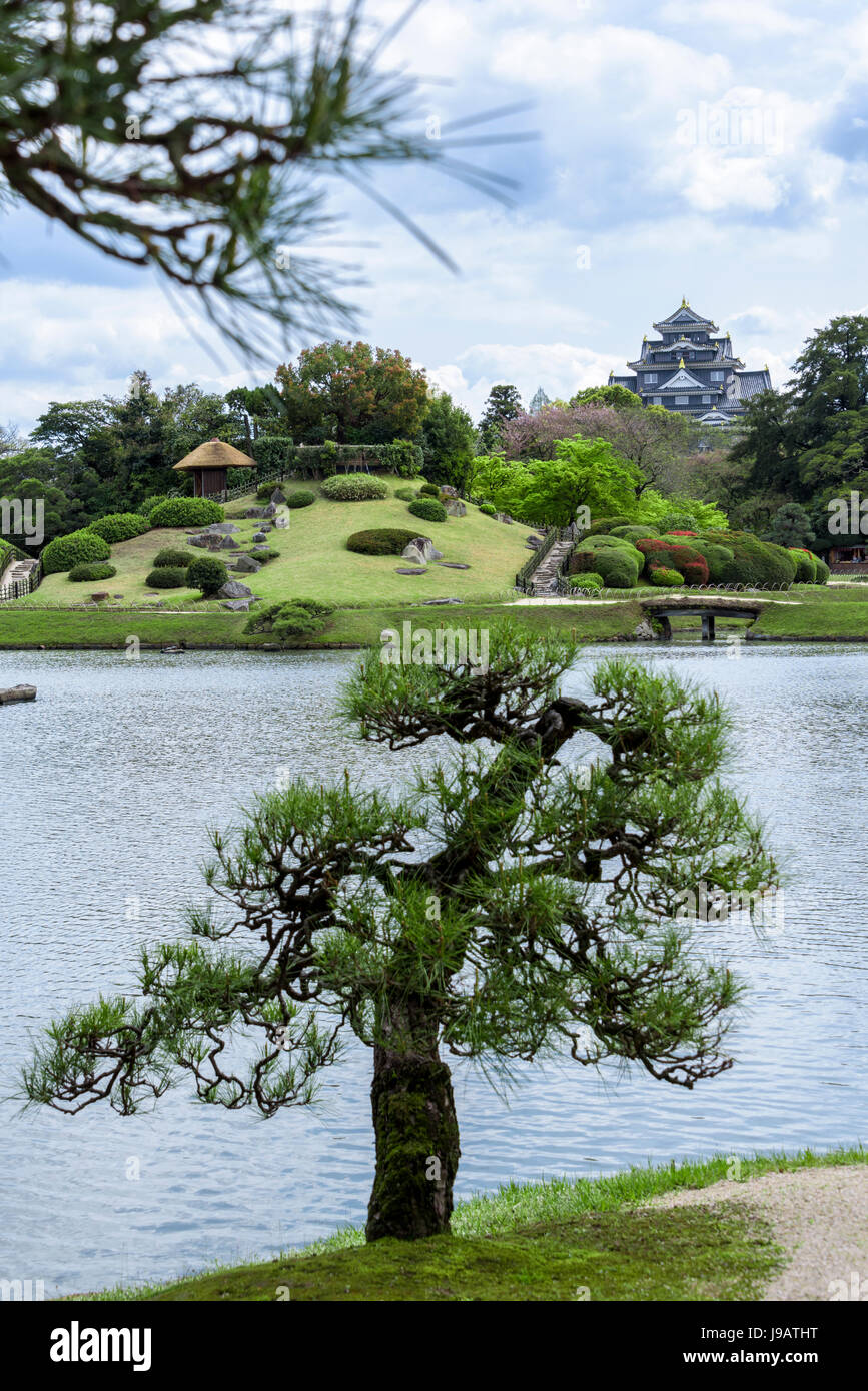 Korakuen garten Okayama, Sawa-no-IKE-Teich, Yuishinzan Hill. typisch japanischen Garten. Stockfoto