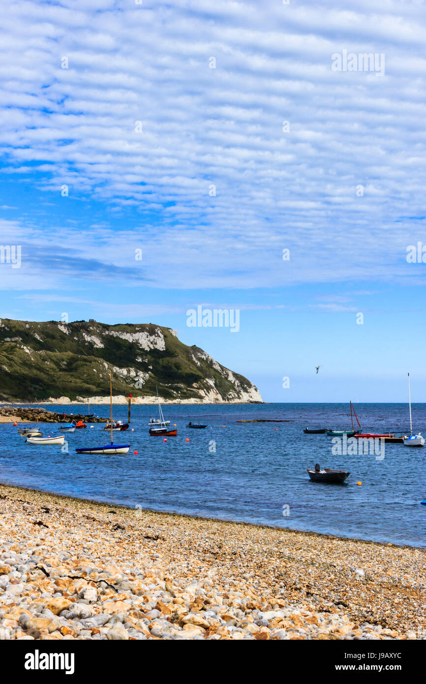 Segeln Boote in die Bucht bei Ringstead, Dorset, England, Großbritannien, an einem sonnigen Sommertag Stockfoto