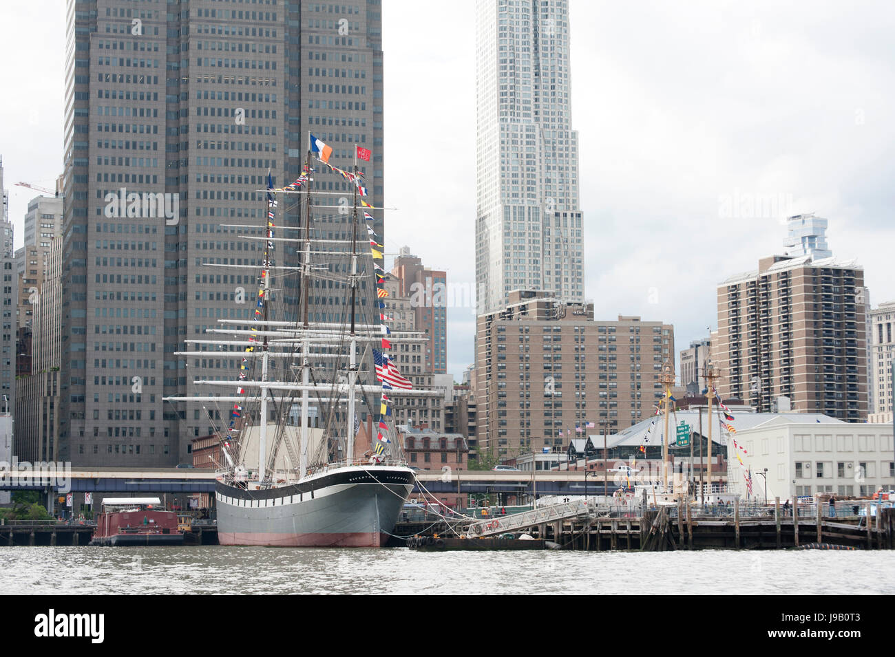 Der South Street Seaport, mit der South Street Seaport Museum 1885 Cargo Schiff, Wavertree, festgemacht am Pier 16.  27. Mai 2017 Stockfoto