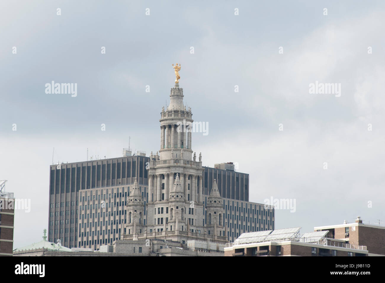 New York City Municipal Building in Lower Manhattan Civic Center wird von einer vergoldeten Statue namens "Civic Fame" durch Adolph Alexander Weinman überwunden. Stockfoto