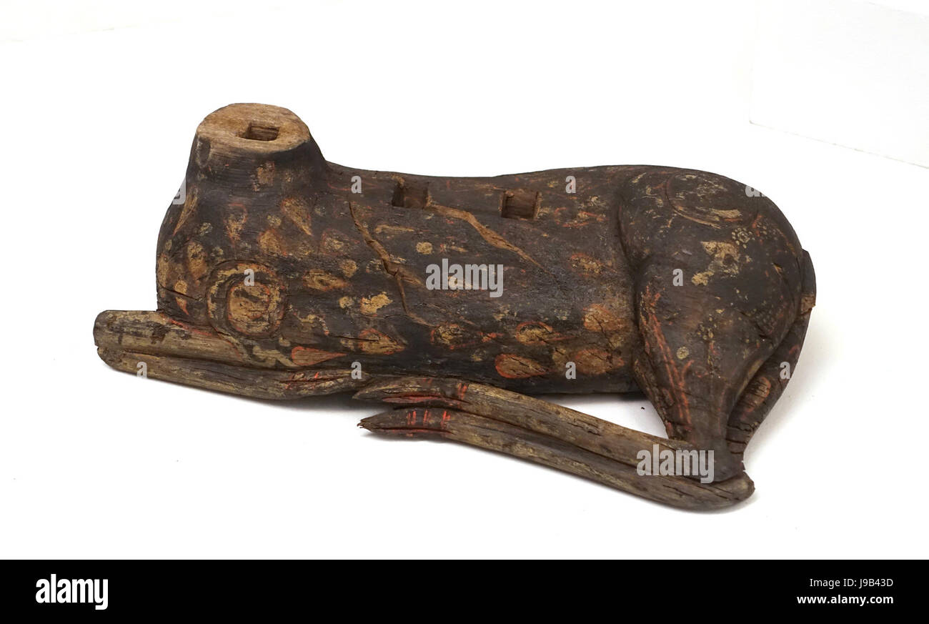 Drei Tierfiguren (Hirsch), China, Zhanguo-Periode, 475 221 v. Chr., Holz mit Lack Dekoration Linden-Museum Stuttgart, Deutschland-DSC03529 Stockfoto