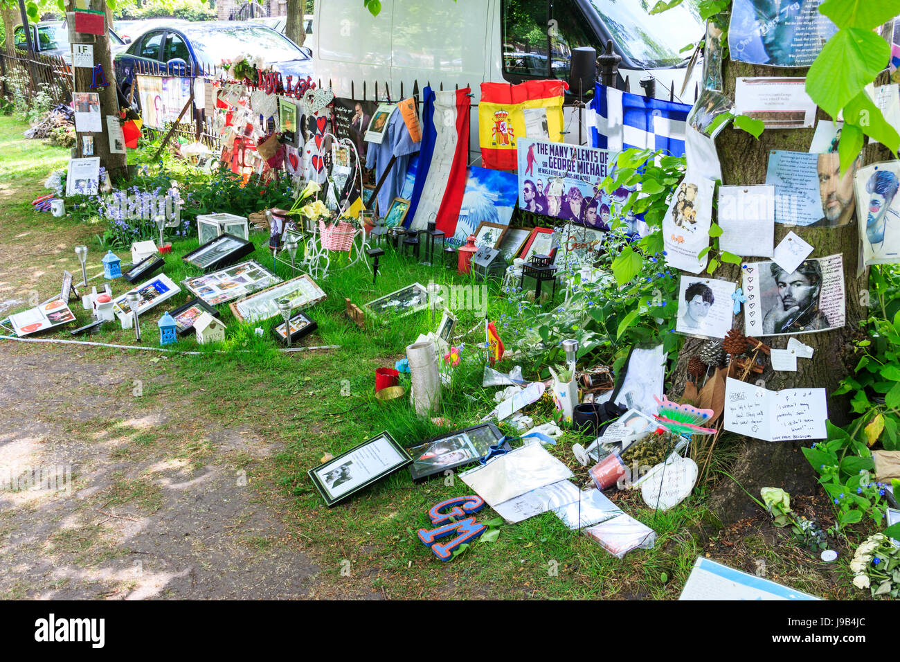 Tribute von Blumen, Fotos, Erinnerungsstücke und Kerzen außerhalb der Heimat der Popstar George Michael in die Waldung, Highgate, London, UK Stockfoto