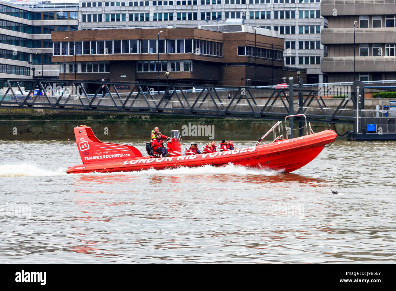 Red high speed' London Rippe Voyages' Schiff auf der Themse in Blackfriars, London, UK Stockfoto