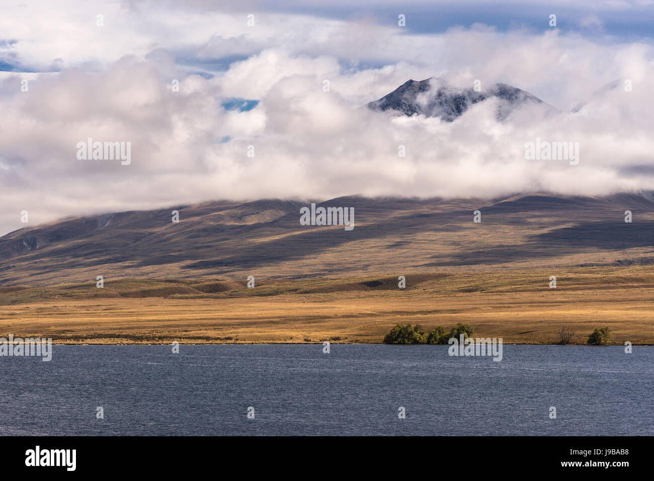 Mittleren Erde, New Zealand - 14. März 2017: Landschaft mit Fokus auf Vulkan Potts hinter blauen Lake Clearwater. Alle unter bewölktem Himmel. Stockfoto