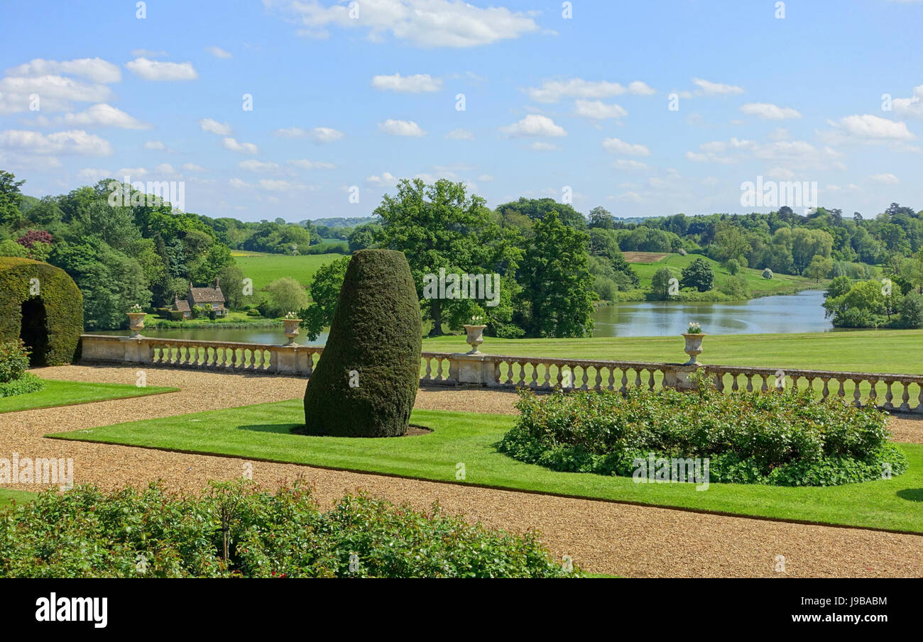 Die Terrace Gardens im Bowood House in Wiltshire, England, sind bekannt für ihr formelles Design mit sorgfältig gestalteten Bereichen und Panoramablick auf die umliegende Landschaft. Stockfoto