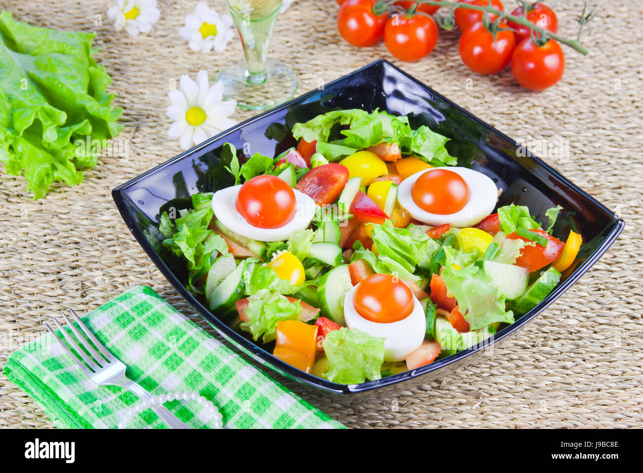 Salat aus Gemüse mit frischem Grün in eine dekorative Schüssel Stockfoto