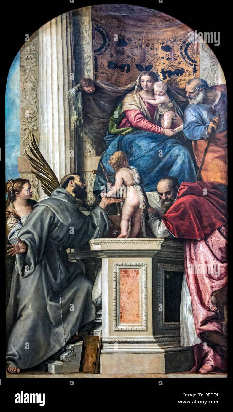 Ein Gemälde von Paolo Veronese, das die Madonna mit Kind darstellt, umgeben von Heiligen wie Joseph, Giustina, Francesco, Giovanni Battista und Jerome. Das Stück spiegelt die religiöse Kunst von Veronese und den venezianischen Renaissance-Stil wider. Stockfoto