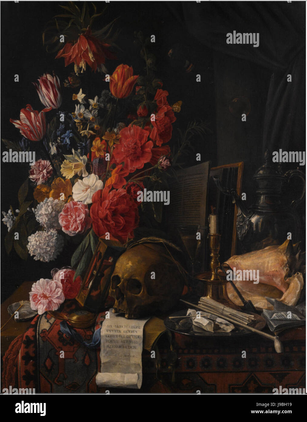 Nicolaes van Verendael Vanitas-Stillleben mit Blumen, Totenkopf, Sanduhr, Muschelschale und silbernen Krug auf einem teilweise drapierten Tisch Stockfoto