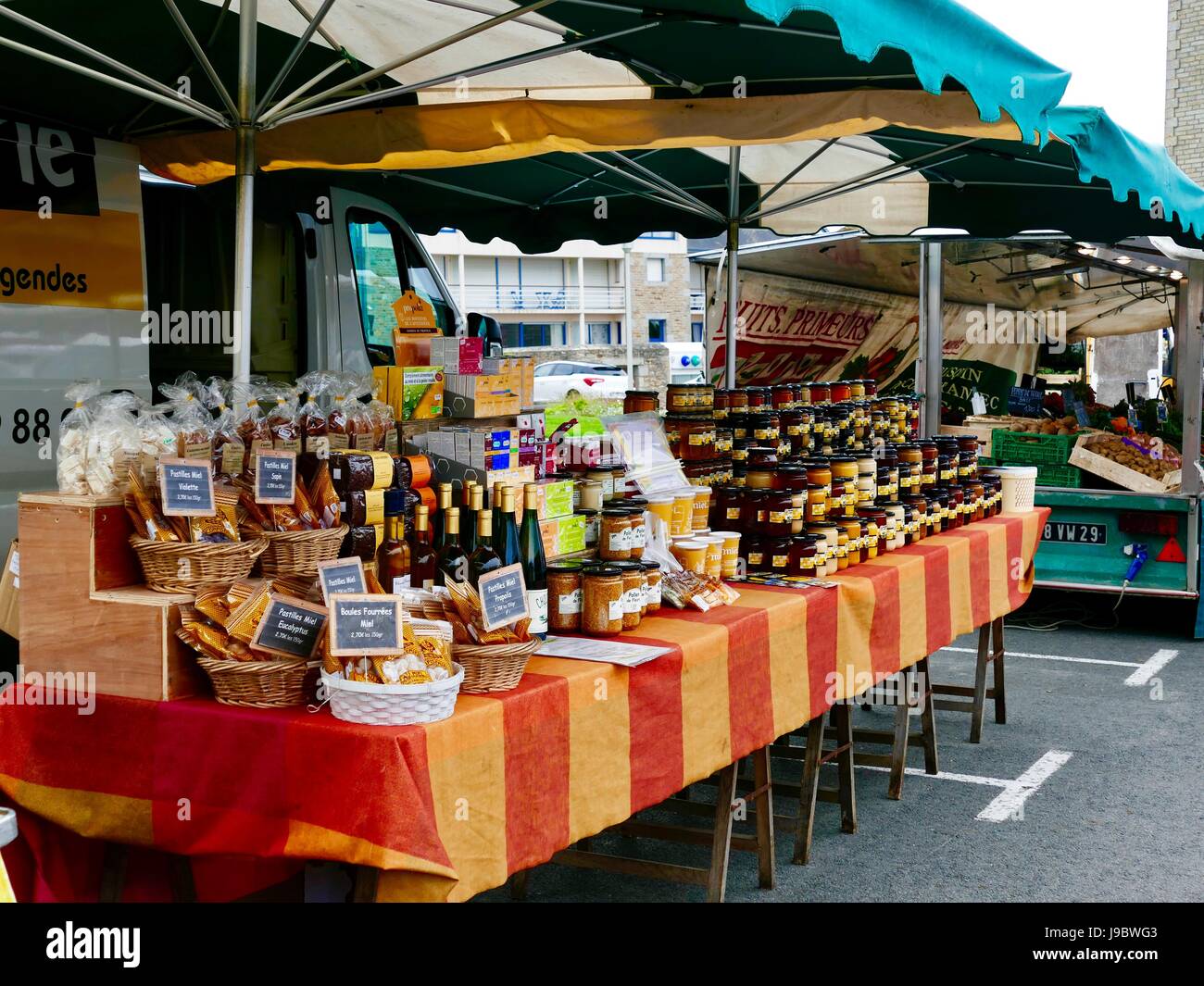 Gläser von sortierten Honig und andere Spezialitäten am Mittwoch im freien Markt, Roscoff, Bretagne, Frankreich. Stockfoto