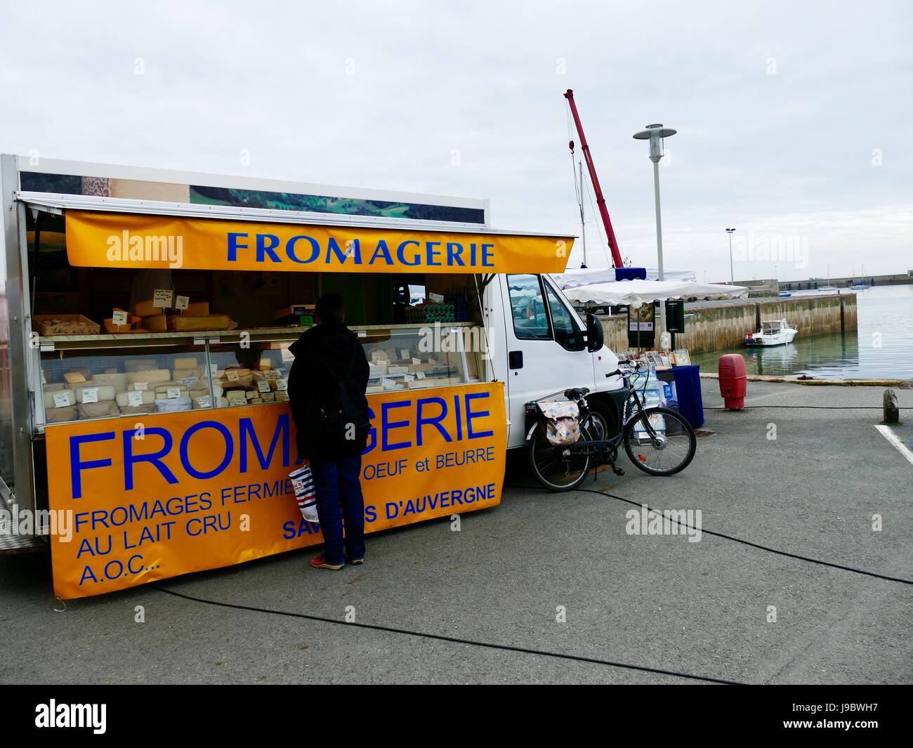 Fromagerie, Käse-LKW, am Mittwoch im freien Markt. Roscoff, Bretagne, Frankreich. Stockfoto