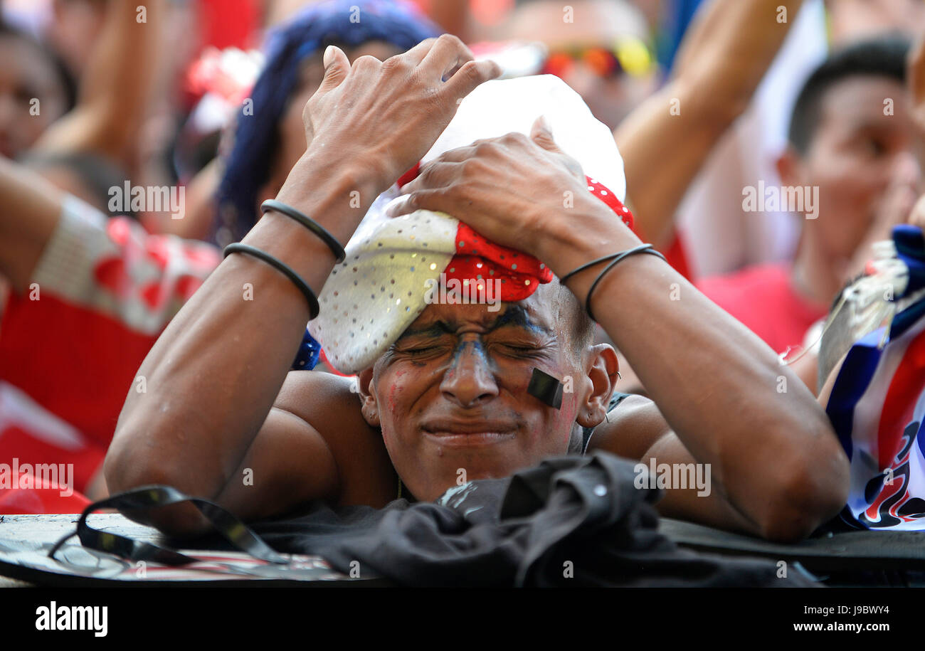 Fan von Costa Rica in San José Plaza De La Democracía als die Costa Nationalmannschaft nehmen die Niederlande im Viertelfinale der WM cringes Stockfoto