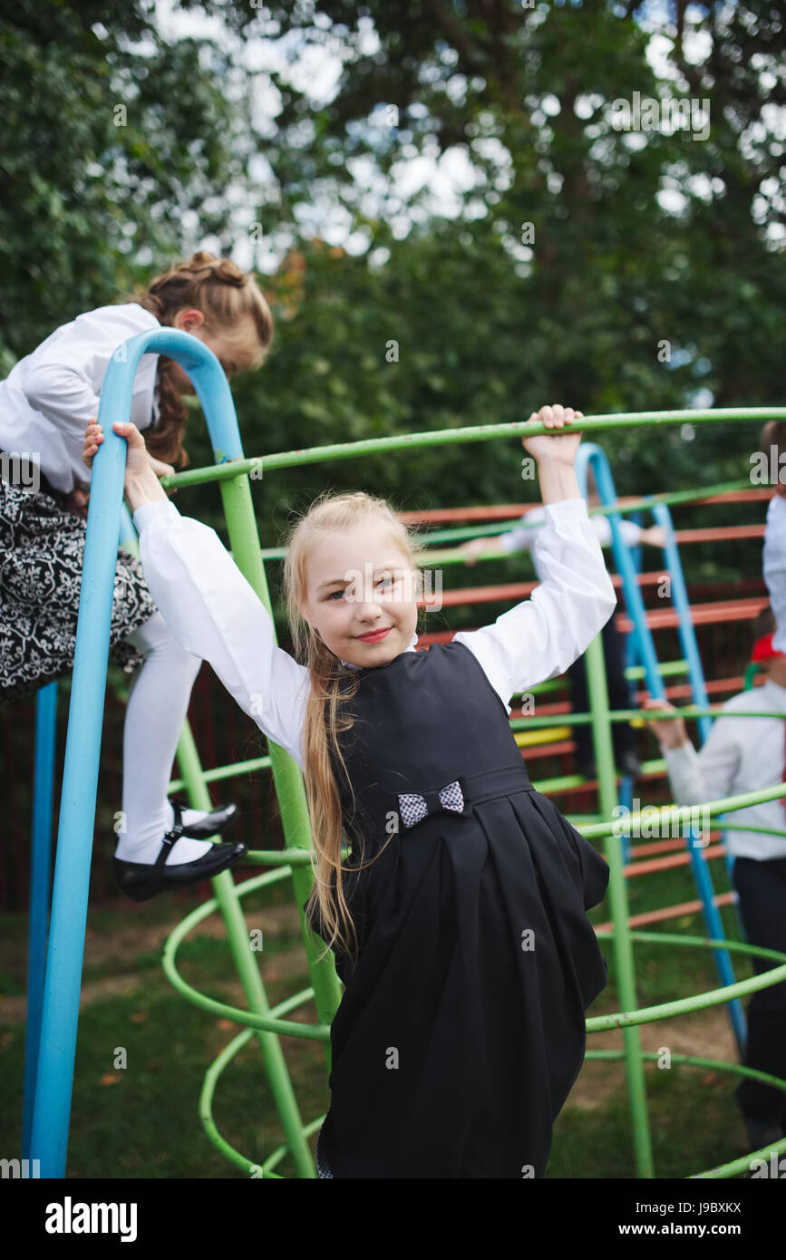 Schüler spielen in der Pause im freien Stockfoto