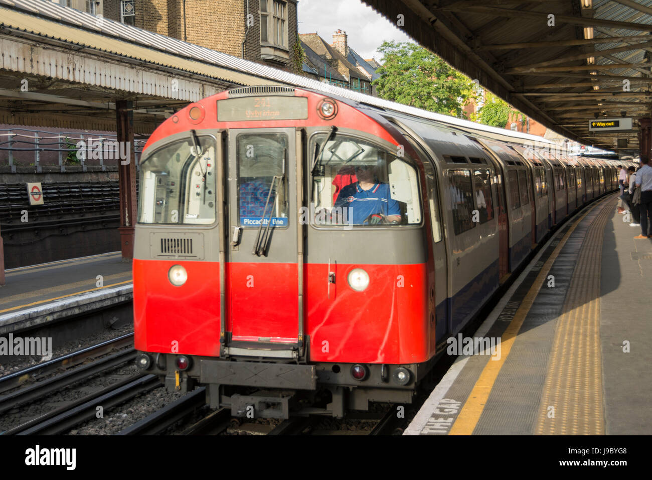 Ein Fahrer auf der Piccadilly Linie bis Bahnhof Barons Court Tube Station, London, UK Stockfoto