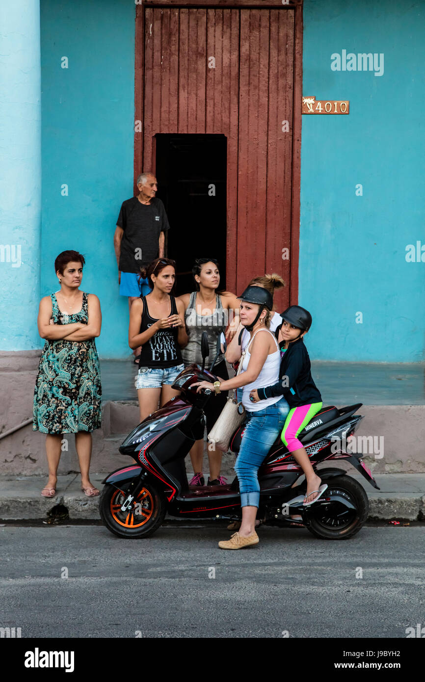 Kubaner hängen auf dem P DEL PRADO den Hauptteil von CIENFUEGOS, Kuba Stockfoto